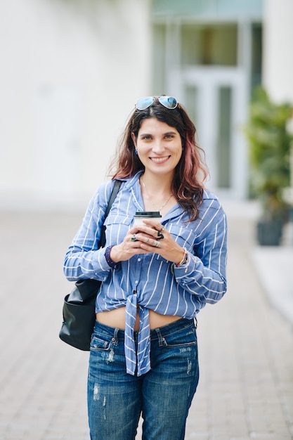 Mulher bonita em pé ao ar livre