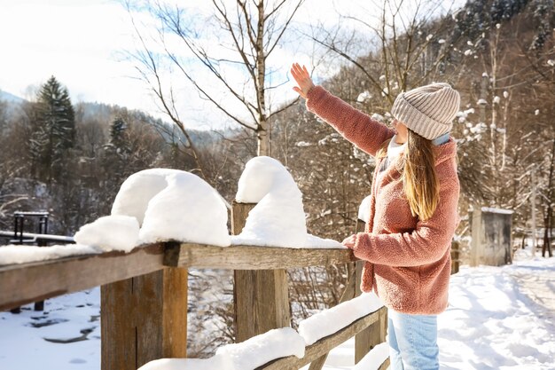 Mulher bonita em resort de neve