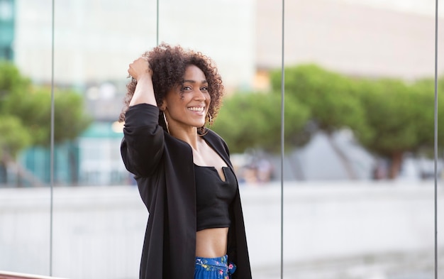 Mulher bonita em roupa elegante ao ar livre