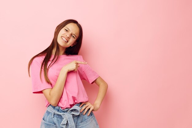 Mulher bonita em roupas elegantes posando fundo rosa de emoções