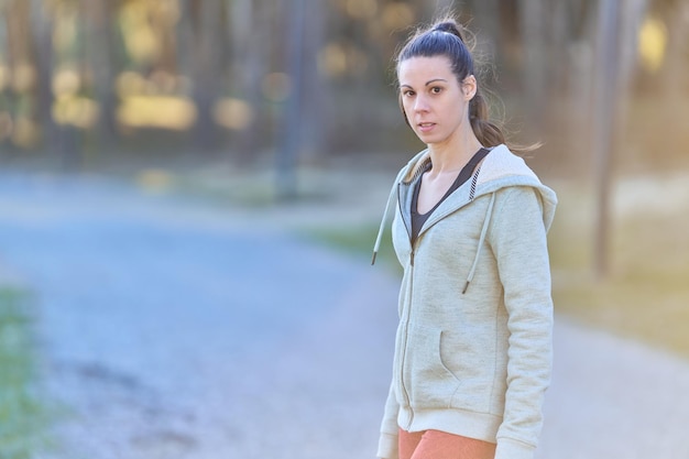 Mulher bonita em roupas esportivas olhando para a câmera