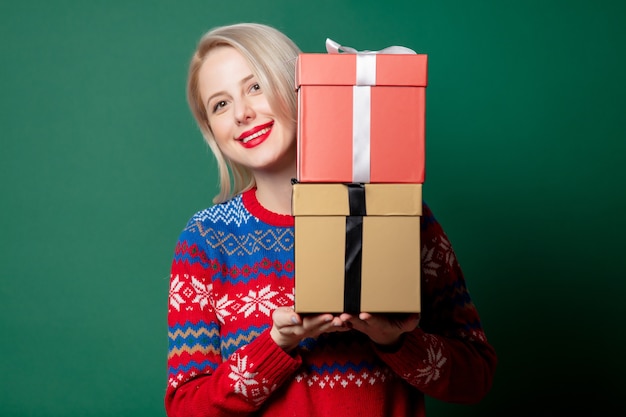Mulher bonita em suéter de Natal com caixa de presente