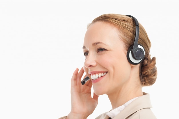 Mulher bonita em terno com fone de ouvido