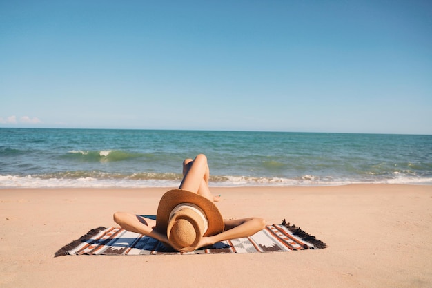 Mulher bonita em trajes de banho sensuais viaja na praia tropical