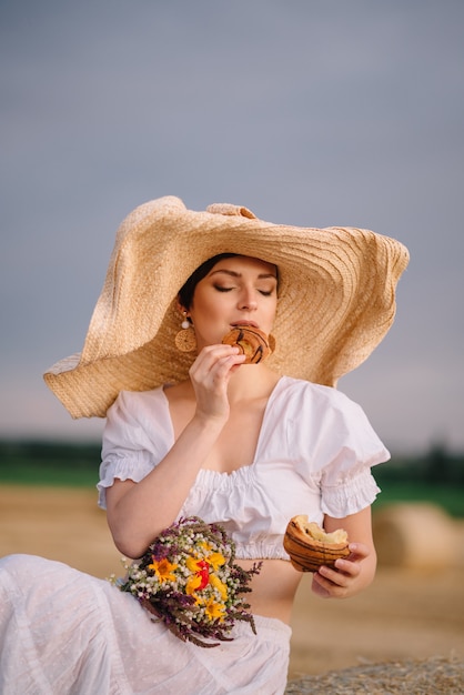 Mulher bonita em um campo ceifado