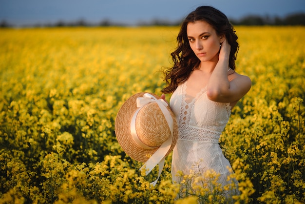 Mulher bonita em um campo florido