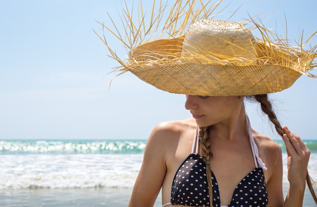 Mulher bonita em um chapéu de palha