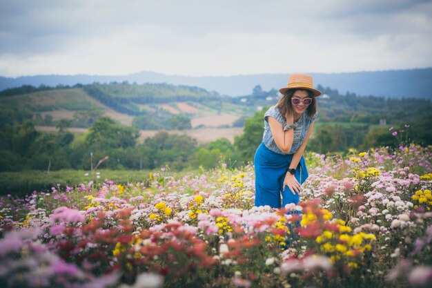 Mulher bonita em um jardim de flores