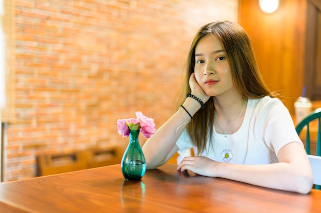 Mulher bonita em uma cafeteria