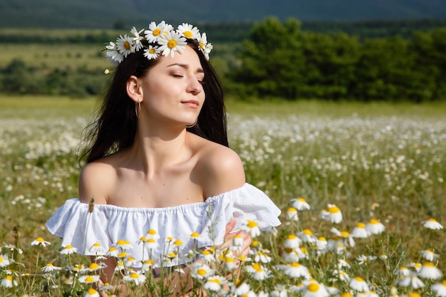 Mulher bonita em uma flor granden aproveitando seu tempo ao ar livre