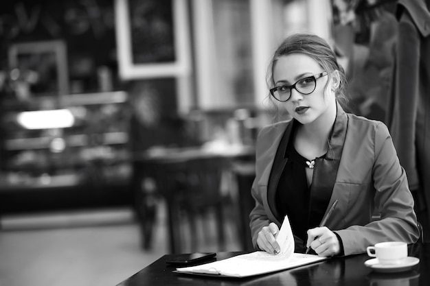 Mulher bonita em uma reunião de negócios em preto e branco