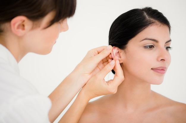 Foto mulher bonita em uma terapia de acupuntura