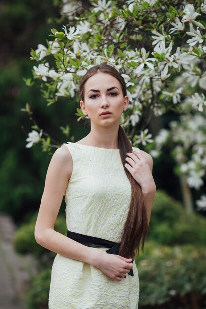 Mulher bonita em vestido branco