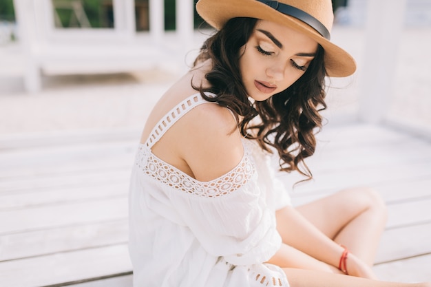 Mulher bonita em vestido branco