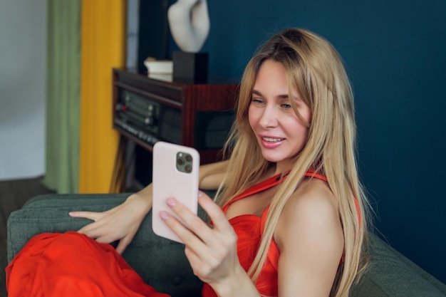 Mulher bonita em vestido de noite com estilo de cabelo posando perto de um bar de restaurante olhando na câmera