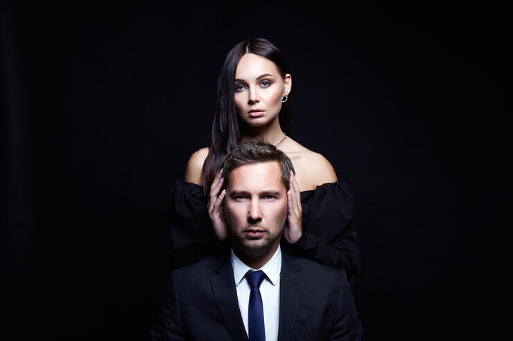 Foto mulher bonita em vestido de noite e homem de terno