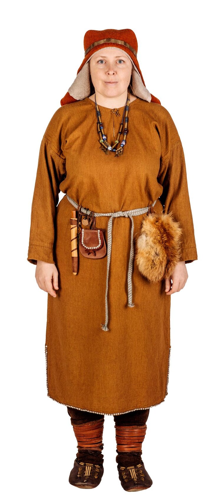 Foto mulher bonita eslava medieval na imagem histórica do traje no conceito histórico de fundo de estúdio branco