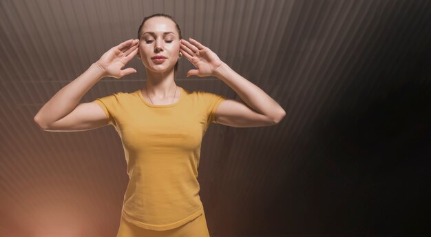 Mulher bonita esporte fazendo imprensa fitness exercício no ginásio com espaço de cópia