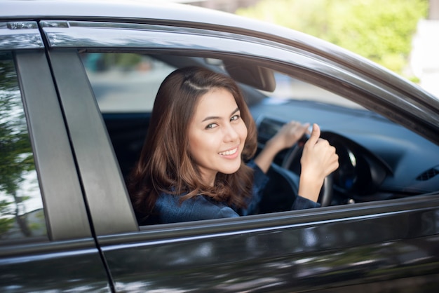 Mulher bonita está dirigindo seu carro