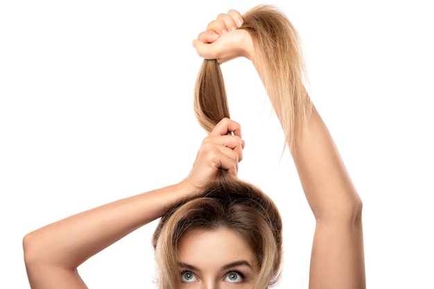 Foto mulher bonita está muito feliz com o progresso do crescimento do cabelo. isolado.