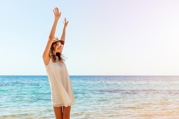 Mulher bonita está se divertindo perto do mar Aproveite seu conceito de verão