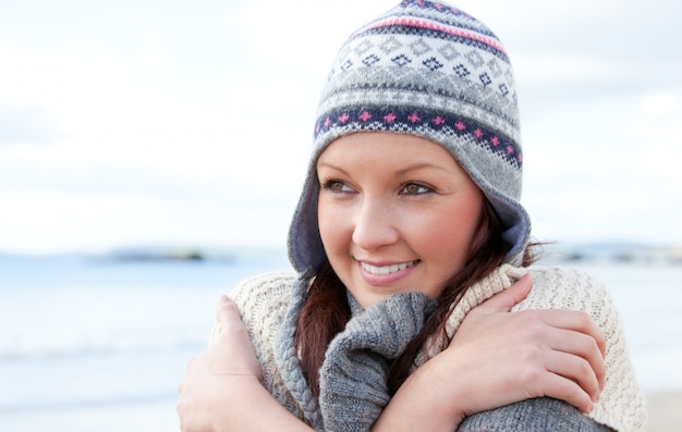 Mulher bonita está usando frio ha