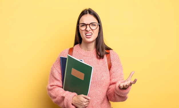 Mulher bonita estudante olhando irritado irritado e frustrado