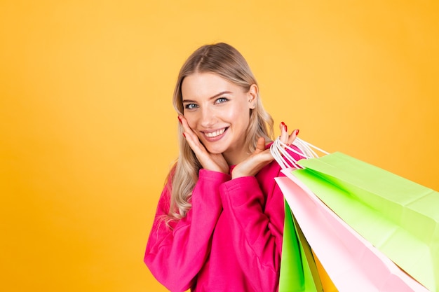 Mulher bonita europeia com blusa rosa na parede amarela