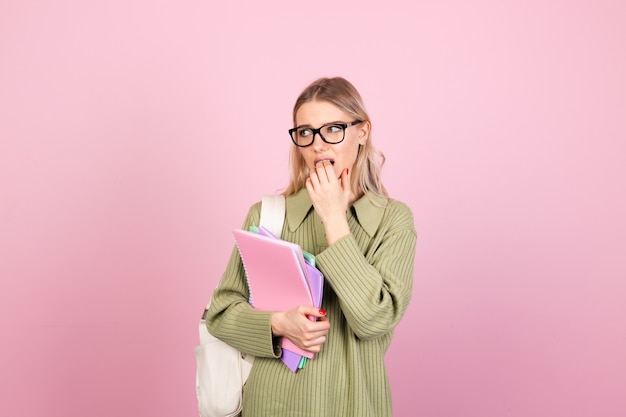 Mulher bonita europeia com suéter casual na parede rosa