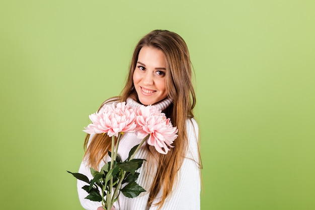 Mulher bonita europeia em suéter branco casual isolado, olhar romântico segurando um buquê de flores rosa