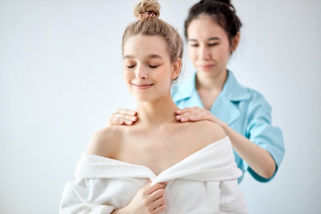 Mulher bonita fazendo massagem relaxante no pescoço no salão. Massagem clássica de prevenção.