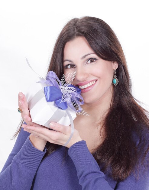 Mulher bonita fechada com um presente isolado em um fundo brancofoto com espaço de cópia