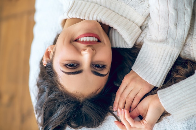 Mulher bonita. Feche a foto de uma bela jovem sorridente