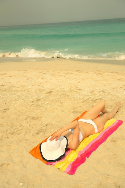 Mulher bonita feliz aproveitando as férias de verão na praia