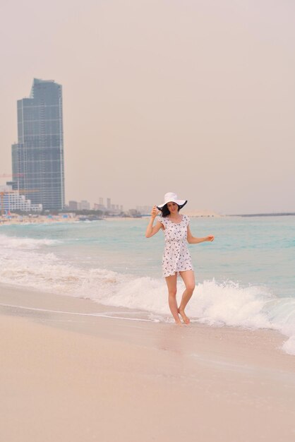 Mulher bonita feliz aproveitando as férias de verão na praia