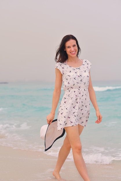 Mulher bonita feliz aproveitando as férias de verão na praia