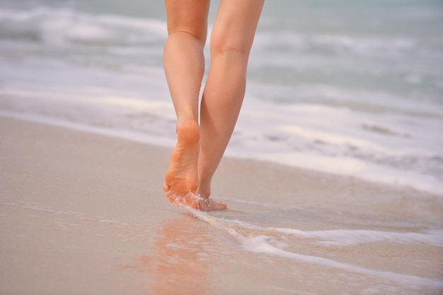 Mulher bonita feliz aproveitando as férias de verão na praia