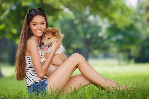 mulher bonita feliz com cachorro ao ar livre