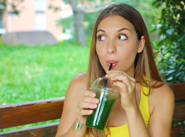 Foto mulher bonita feliz com suco verde