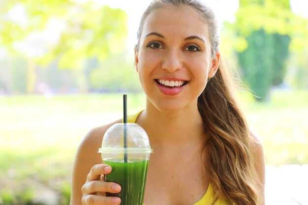 Foto mulher bonita feliz com suco verde