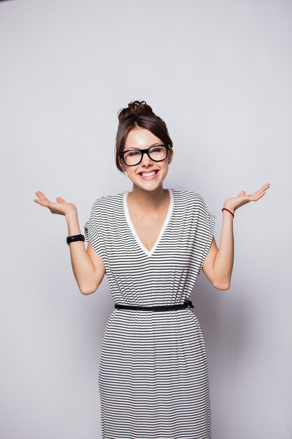 Mulher bonita feliz surpresa em emoção. Isolado em um fundo branco.