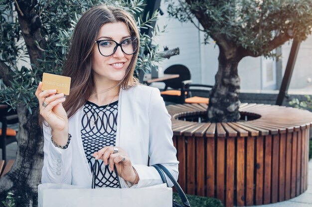 Mulher bonita foi às compras com um cartão dourado