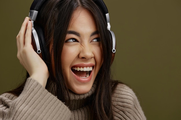 Mulher bonita, fones de ouvido sem fio, música, diversão, tecnologia, estilo de vida