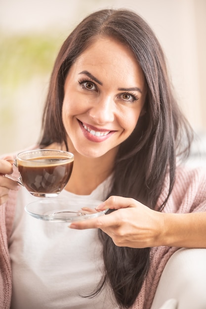 Mulher bonita gosta de uma xícara de chocolate quente.