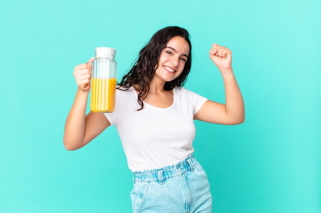 Mulher bonita hispânica do chef. conceito de suco de laranja