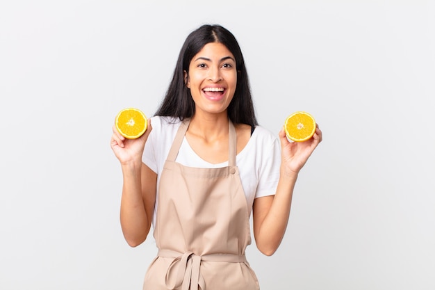 Mulher bonita hispânica do chef. suco de laranja e conceito de café da manhã