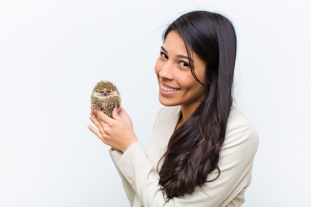 Mulher bonita hispânica jovem com seu animal de estimação