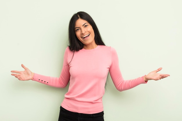 Mulher bonita hispânica parecendo feliz arrogante orgulhosa e satisfeita se sentindo como a número um