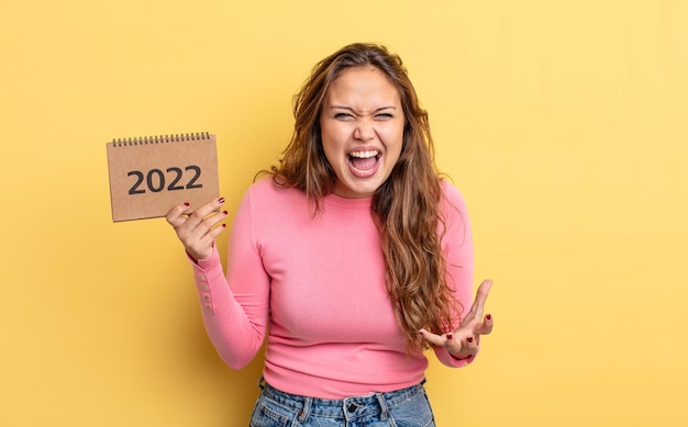 Mulher bonita hispânica parecendo zangada, irritada e frustrada. conceito de calendário