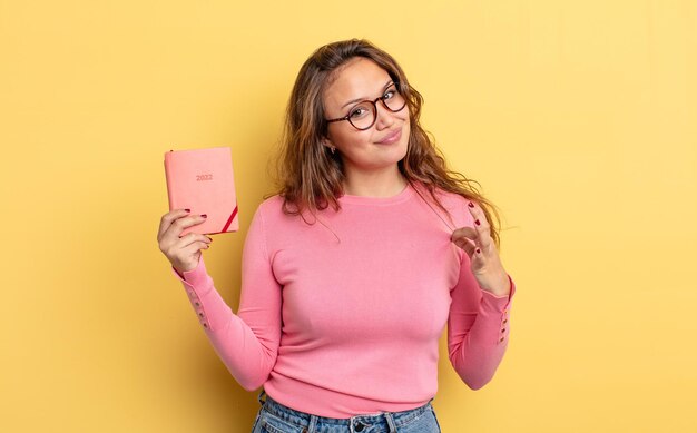 Mulher bonita hispânica que parece arrogante conceito de agenda positiva e orgulhosa bem-sucedida